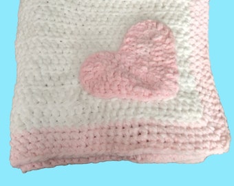 Manta de bebé hecha a mano, hilo de chenilla grueso con corazón blanco y rosa, súper suave