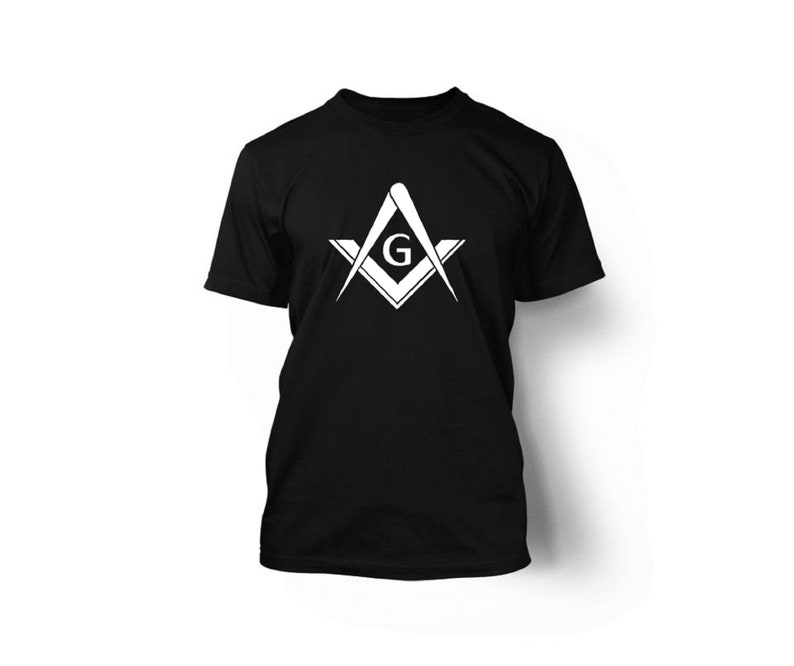 Op de afbeelding: Zwart T-shirt met een witte afbeelding van een kompas met de letter "G" in het midden.