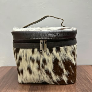 Bolsa de maquiagem de couro de vaca feita à mão para uso diário, bolsa de viagem de maquiagem de couro de vaca | Bolsa de maquiagem para madrinhas | Presente para noiva | Bolsa de couro de vaca feita à mão