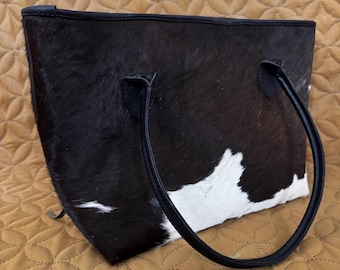 Draagtas van haar op koeienhuid | Portemonnee van echt rundleer | Western boho schoudertas | Handgemaakte tas met koeprint | Rustiek, alledaagse draagtas cadeau