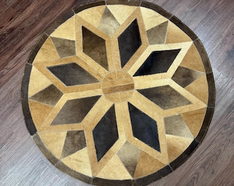 Geometrischer Rindsleder Teppich | runde Flicken Leder Bodenmatte | Handgemachtes Haar auf Hide Decor | Rustikaler moderner Wohnakzent | Handgefertigter Teppich