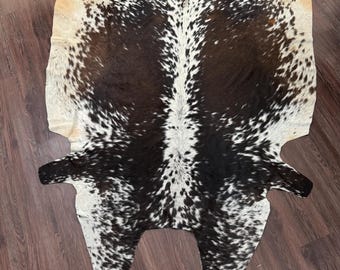 Increíble alfombra de piel de vaca tricolor / Alfombra de pelo de piel de vaca tricolor / Alfombra brasileña marrón y blanca / Alfombra grande de piel de vaca para regalo / ¡ENVÍO EL MISMO DÍA!