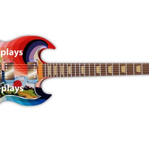 Puede incluir: Una guitarra eléctrica colorida con un diseño personalizado que presenta una mujer con alas, estrellas y un paisaje. La guitarra tiene una pintura roja, azul, verde y amarilla. El texto "RetroReplays" es visible en la guitarra.