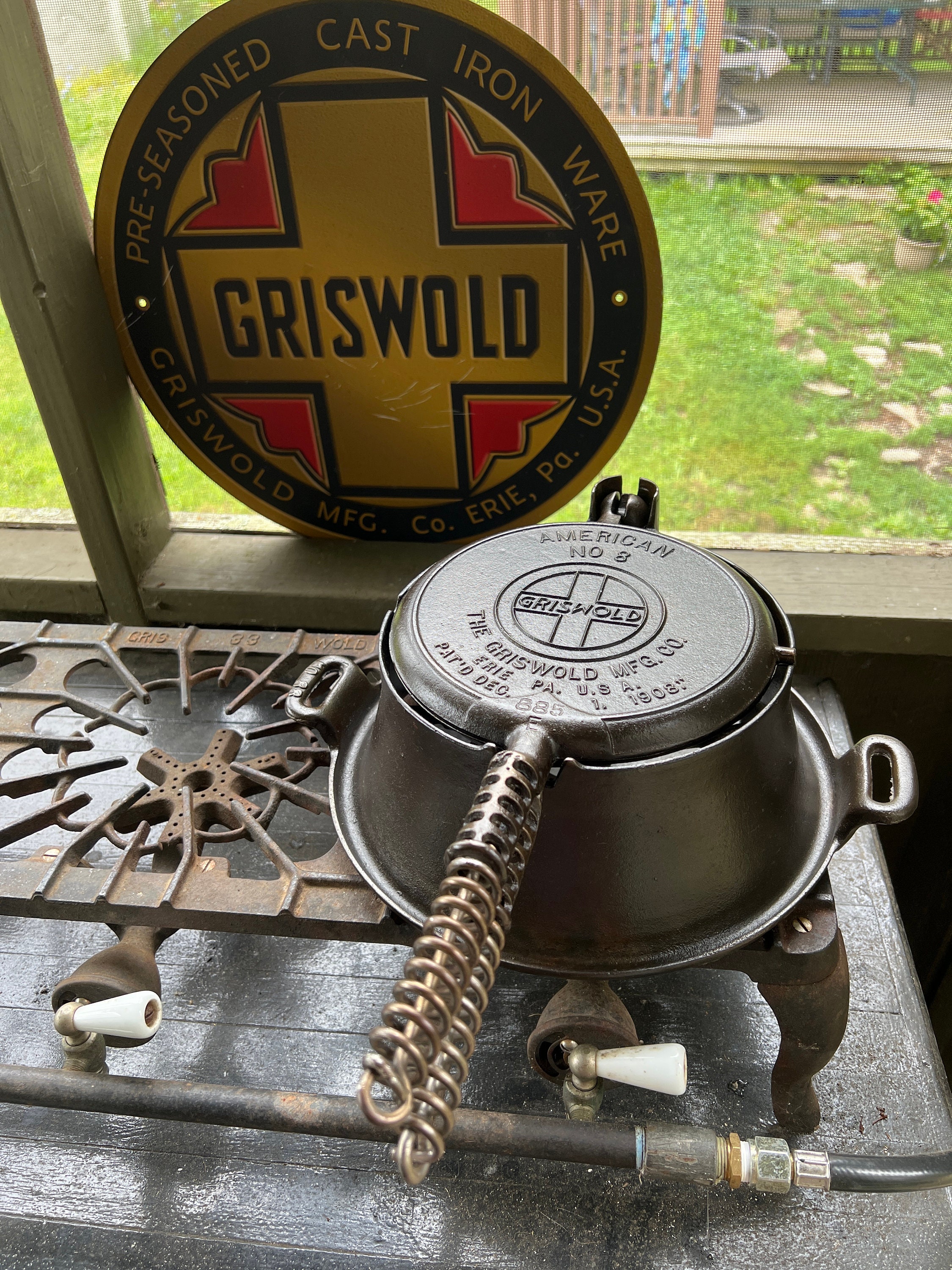 Griswold's 'The New American' No. 8 Waffle Iron 976/977 with Low