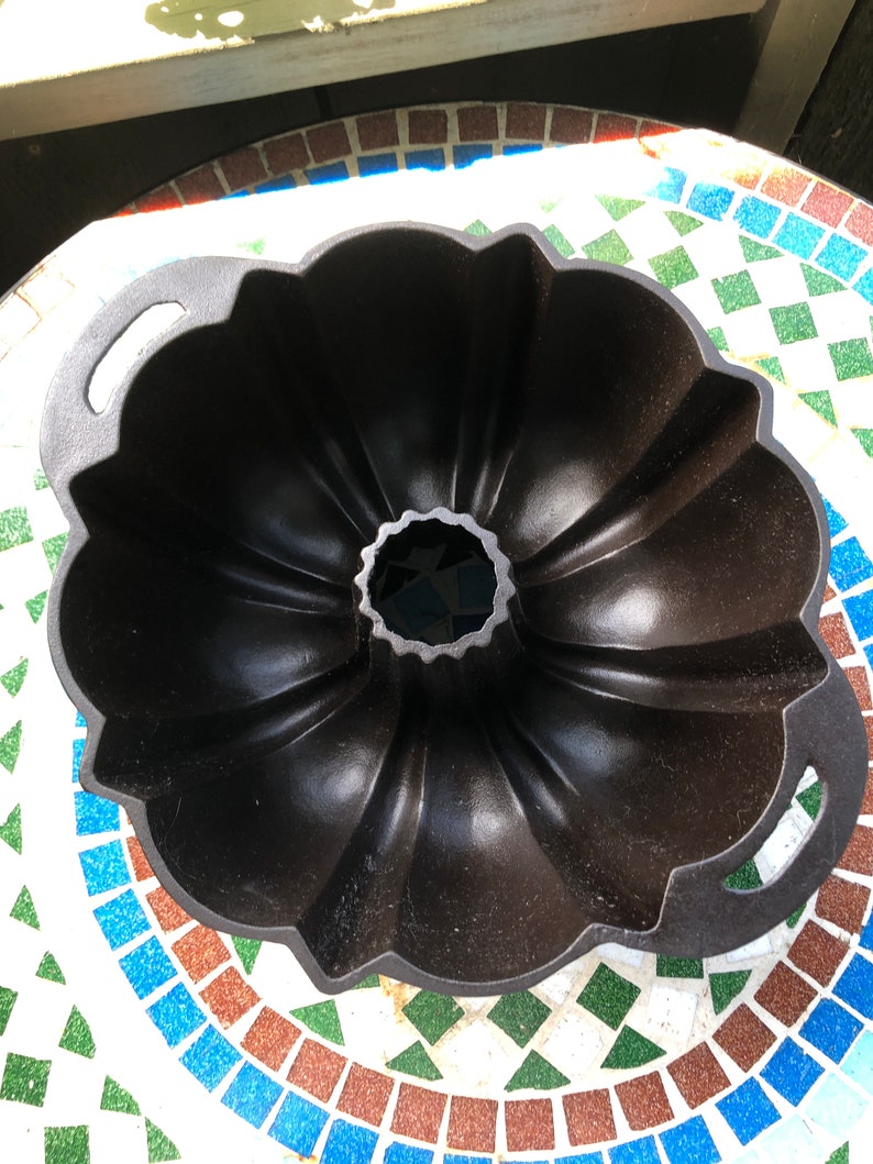 Vintage Lodge Cast Iron Bundt Cake Pan has crack on handle Etsy