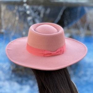Fantastischer großer runder Fedora-personalisierter Monogramm-Fedora-Hut gestickte Initialen, Fedora für Frauen, stilvoller Hut