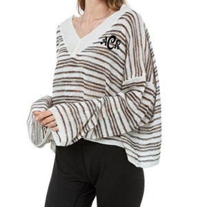 Pull ample à bretelles et col en V. Monogramme personnalisé.
