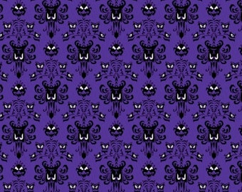 Puede incluir: Un fondo morado con un patrón repetido de caras de fantasmas negros con ojos blancos. El patrón es un diseño clásico de Halloween.