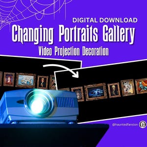 Può includere: Un download digitale di decorazione per proiezione video intitolato Changing Portraits Gallery. L'immagine mostra un proiettore che visualizza una serie di ritratti e scene incorniciate su sfondo nero, con grafiche di ragnatele bianche su sfondo viola.