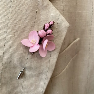 花のラペルピン、花のピン、花のブートニア、花のブートニア、花婿の付添人のボタンホール、結婚式のブートニア、桜