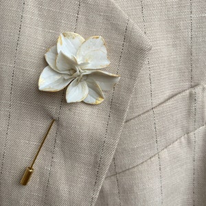 White and gold flower lapel pin Wedding flower lapel pin flower boutonniere men brooch groom lapel pin floral buttonhole men brooch suit