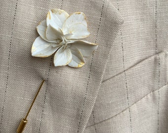 White and gold flower lapel pin Wedding flower lapel pin flower boutonniere men brooch groom lapel pin floral buttonhole men brooch suit