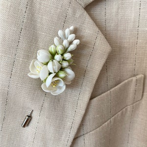 Flower lapel pin for men, white blossom lapel pin, wedding boutonniere, men brooch, groom lapel pin, floral lapel pin, buttonhole, white pin