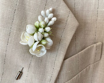 Flower lapel pin for men, white blossom lapel pin, wedding boutonniere, men brooch, groom lapel pin, floral lapel pin, buttonhole, white pin