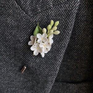 Flower lapel pin for men, white lilac lapel pin, wedding boutonniere , groom lapel pin, men brooch, floral lapel pin, white pin, buttonhole