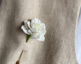 Spilla A Rosa In Tessuto Con Foglia Oro: L'Accessorio Perfetto Per Il Tuo Matrimonio O Evento Elegante