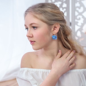 Blaue Hortensie Ohrringe, blaue Ohrringe, alltägliche Ohrringe, botanischer Schmuck, romantische Ohrringe, Natur Ohrringe, grüne Pflanze Schmuck, blau