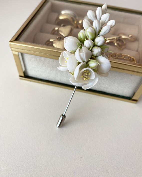 Spilla da bavero a forma di fiore per uomo, spilla da bavero a forma di fiore bianco, boutonniere da sposa, spilla da uomo, spilla da bavero per sposo, spilla da bavero floreale Spilla da bavero a forma di fiore per uomo, spilla da bavero a forma di fiore bianco, boutonniere da sposa, spilla da uomo, spilla da bavero per sposo, spilla da bavero floreale