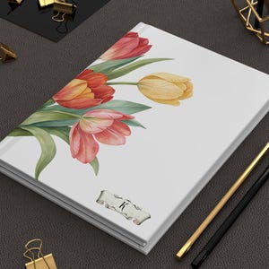 Diario personalizado con tapa dura y acabado mate, estilo tulipán. Ideal como regalo para ella. Incluye nombre, inicial y bloc de notas con diseño floral victoriano.