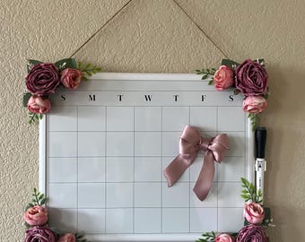 Calendario mensual de pizarra blanca con diseño floral de rosas, pizarra blanca borrable, organizador de pared, decoración estética para el hogar y la oficina, regalo de regreso a clases, color rosa.