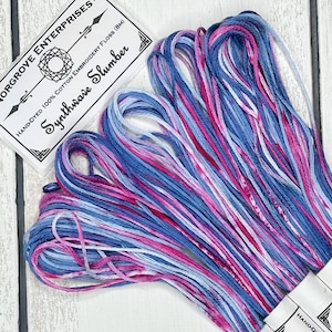 Hilo de bordar Synthwave Slumber Variegated, teñido a mano, para punto de cruz en rosa baya y azul violeta.
