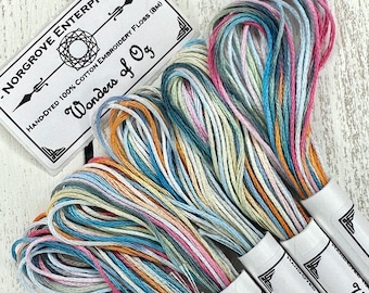 Hilo de bordar teñido a mano de la marca Wonders of Oz, con colores variados en tonos pastel del arcoíris.