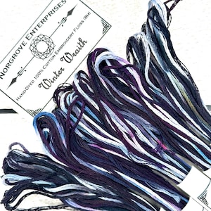 Hilo de bordar abigarrado Winter Wraith: hilo de bordar teñido a mano en tonos negro, morado y azul.