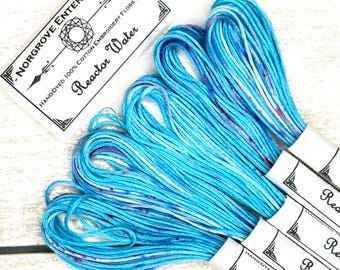 Hilo de bordar Reactor Water jaspeado en tonos azul cielo con chispas rojas