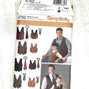 Könnte beinhalten: Ein Simplicity 4762 Schnittmusterumschlag für Westen und Krawatten in Größe A. Die Vorderseite zeigt Illustrationen verschiedener Westenstile und Krawatten sowie Fotos von zwei Paaren aus Erwachsenen und Kindern, die die fertigen Kleidungsstücke tragen.