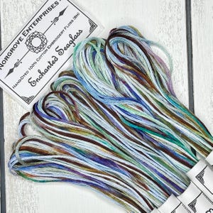 Hilo de bordar abigarrado Enchanted Seaglass teñido a mano en tonos púrpura, marrón y aguamarina
