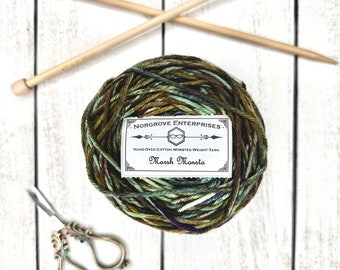 Fio penteado de algodão variegado Marsh Monster - tingido à mão em tons de verde, dourado e azul água