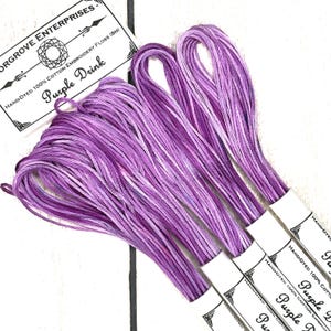 Hilo de bordar teñido a mano en tonos violeta, lavanda y morado.