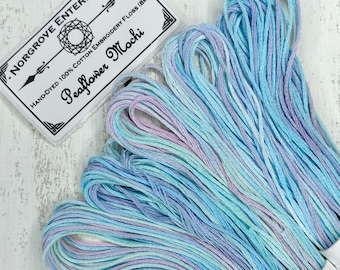 Hilo de bordar abigarrado Peaflower Mochi, teñido a mano, en tonos lavanda y azul pastel.