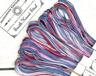 Hilo de bordar Smith-Kissed Steel Jaspeado, teñido a mano, para punto de cruz en azul, gris y rojo acero.