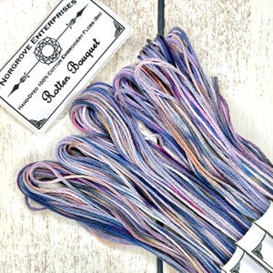 Hilo de bordar abigarrado Rotten Bouquet, teñido a mano en tonos pastel, lavanda polvorienta, morado, amarillo y gris suave.