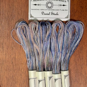 Hilo de bordar matizado Daniel Steele, teñido a mano, para punto de cruz en azul tormenta y naranja melocotón.