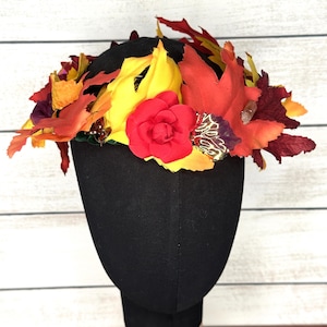 Coroa de flores dríade outonal feita à mão com folhagens artificiais de outono, flores de seda e pontas de quartzo reais