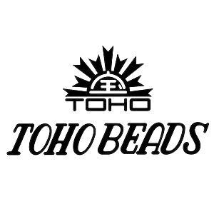 Op de afbeelding: Zwart-wit logo voor TOHO BEADS. Het logo toont een gestileerd sunburst-ontwerp boven het woord "TOHO" in een vetgedrukte, schreefloze letter. Daaronder staan de woorden "TOHO BEADS" in een vloeiend script.
