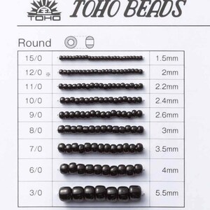 Op de afbeelding: Een tabel van TOHO BEADS toont ronde zaadkralen in verschillende maten, vari&euml;rend van 1,5 mm tot 5,5 mm. De tekst "TOHO BEADS" staat bovenaan. De tabel staat op een witte achtergrond.