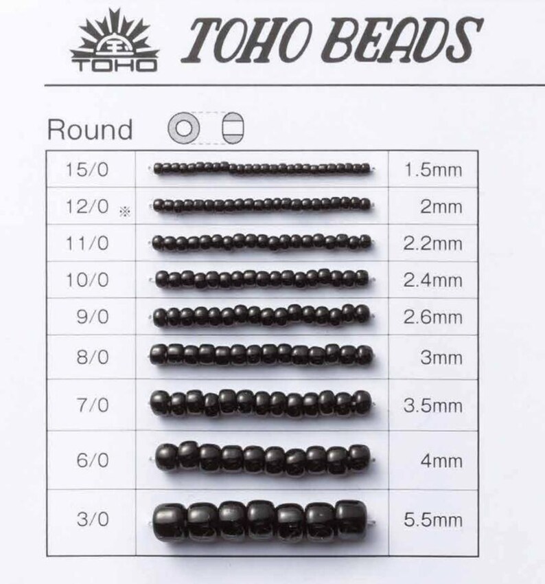 Op de afbeelding: Een tabel van TOHO BEADS toont ronde zaadkralen in verschillende maten, vari&euml;rend van 1,5 mm tot 5,5 mm. De tekst "TOHO BEADS" staat bovenaan. De tabel staat op een witte achtergrond.