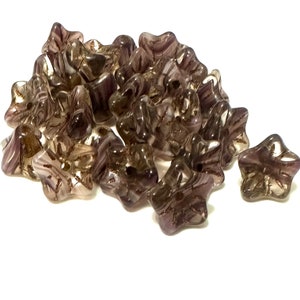 25 cuentas de cristal checo de diseño con forma de campana grande de 5 x 8 mm, color malva, rosa antiguo, con espirales. A1