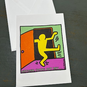 Tarjeta y sobre vintage en blanco con el Día Nacional de la Salida del Armario de Keith Haring, con temática gay. Excelente diseño gráfico.