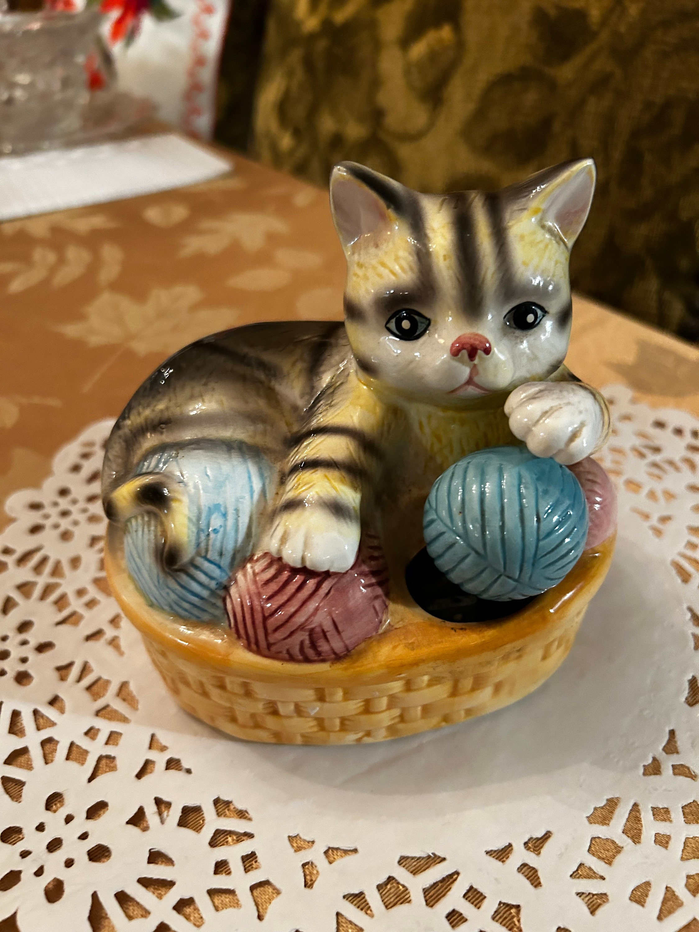 * vintage cat ୨୧ * 碧い瞳の シャム猫さん vintage cat ୨୧ * 碧い瞳の シャム猫さん Charming Vintage Cat in a