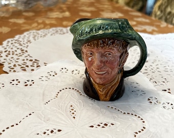 Vintage Royal Doulton Figur "Arriet" Liten Porslinsfigur Toby Kanna / Mugg ~ Old Mark ~ Tillverkad i England