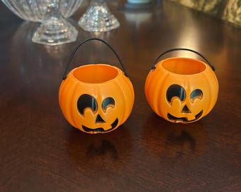 Due piccoli contenitori vintage in plastica per dolcetti e bomboniere a forma di zucca/Jack O&#39;Lantern ~ Colori e dimensioni fantastici