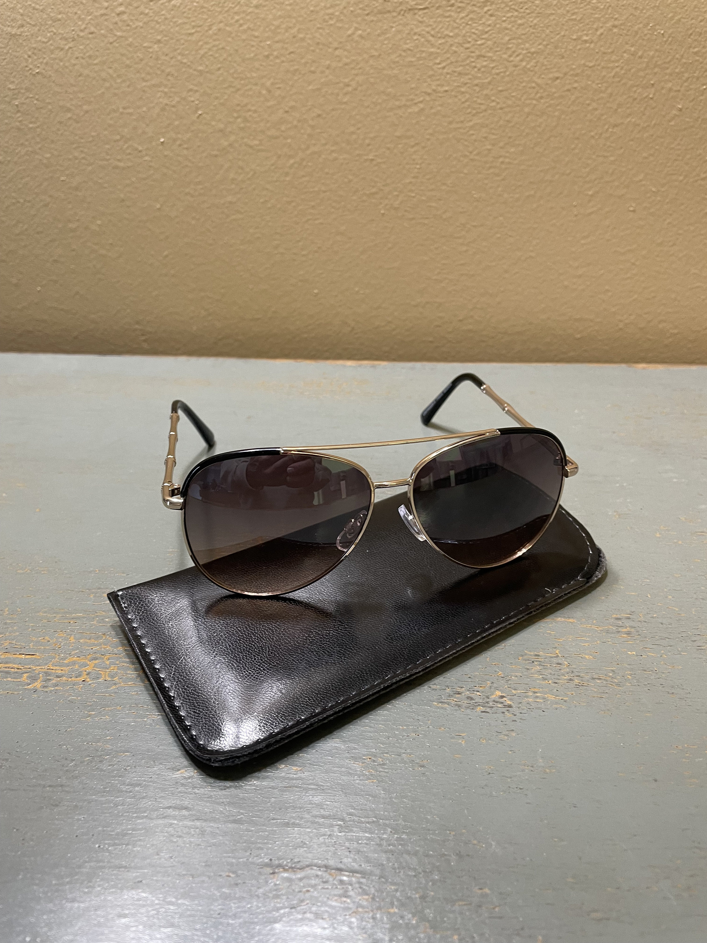 Stylish Tahari Aviator Gold Frame Sunglasses Brown Len Case