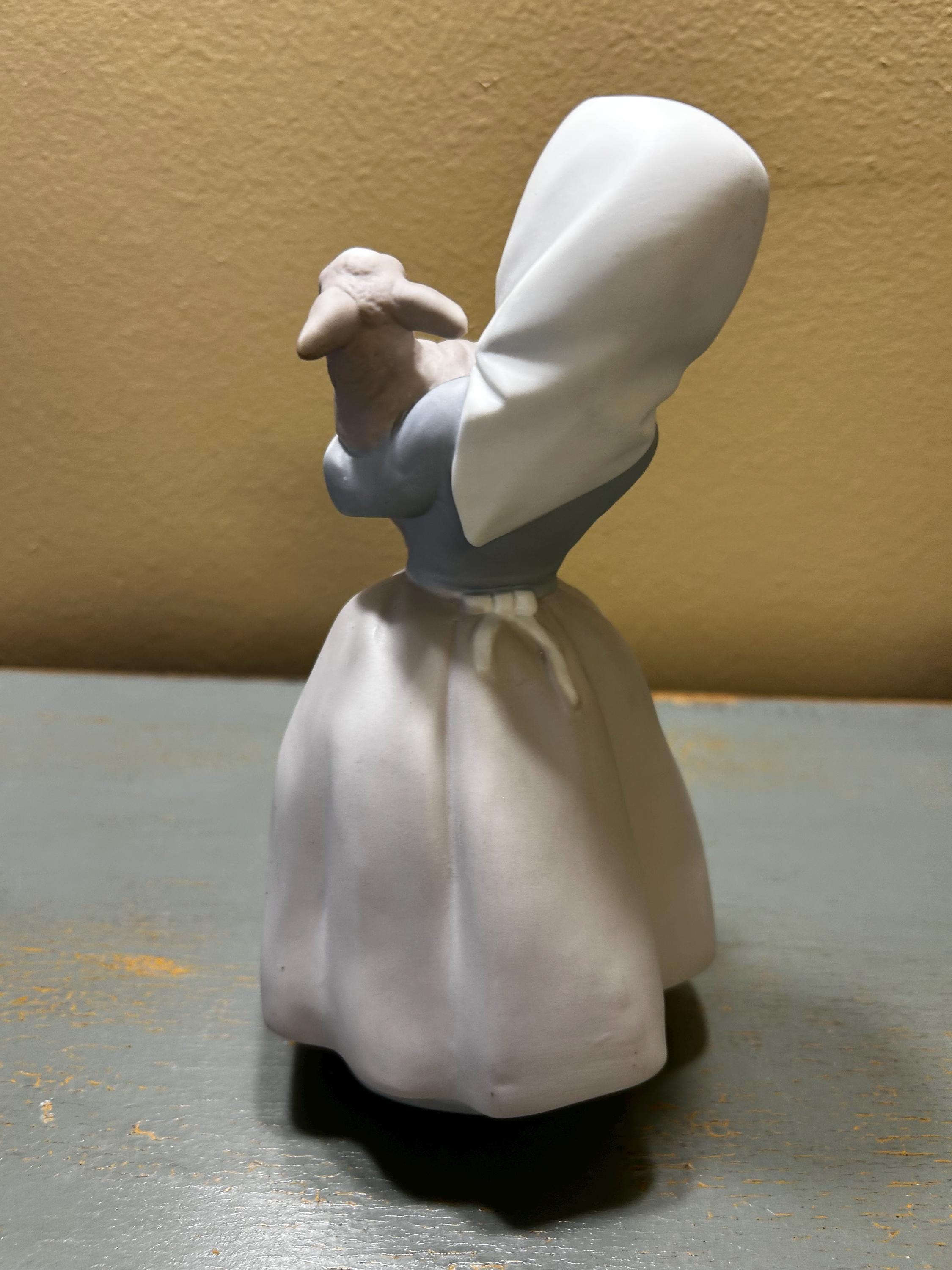 美しいNAO（リヤドロ風）磁器製、子羊／ヤギを抱く少女の置物 ～高品質