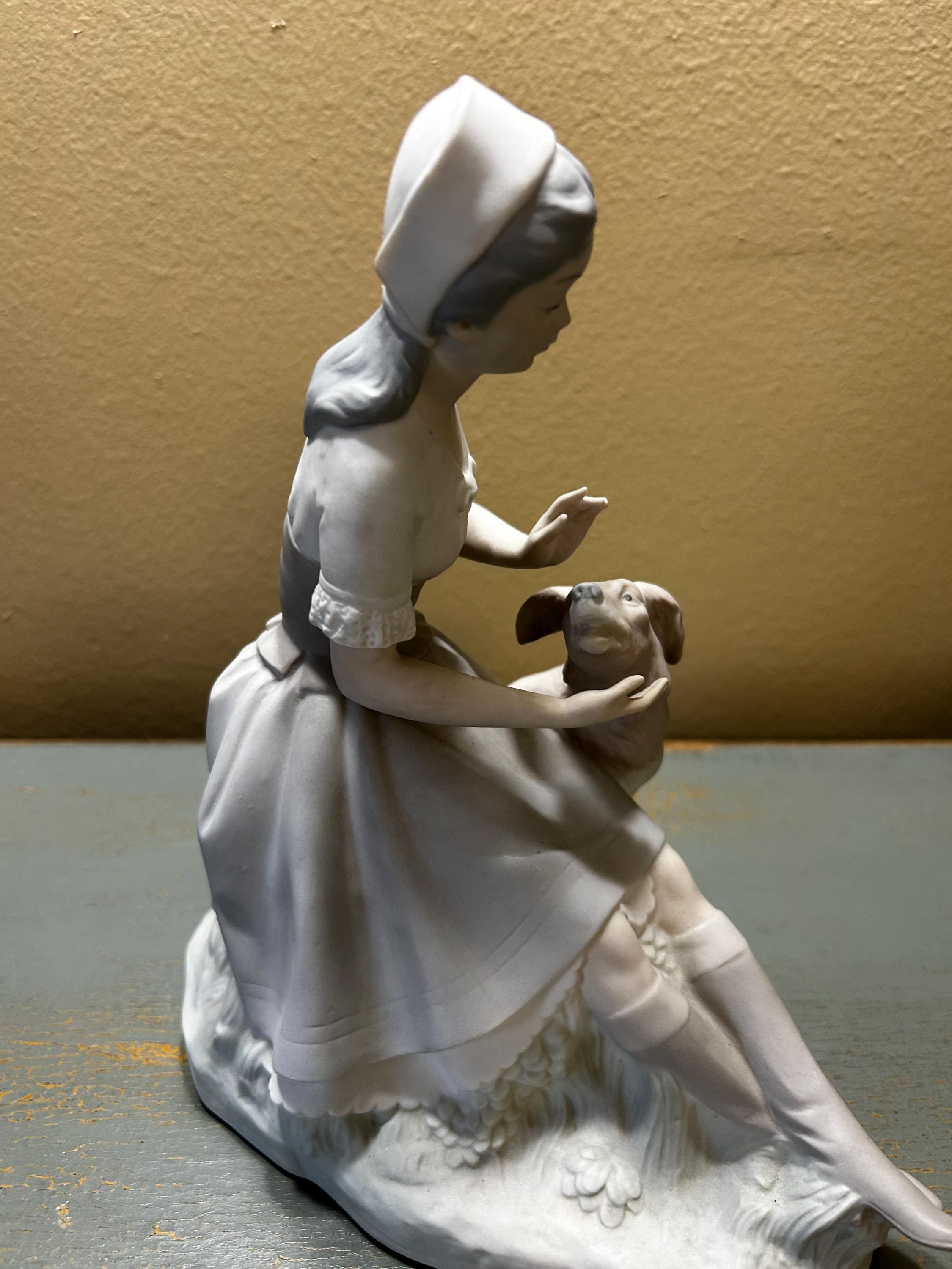 Beautiful Large NAO (lladro Style) Porcelain Figure of a Lady