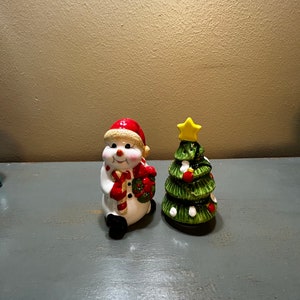 Lindo conjunto de saleiro e pimenteiro vintage com boneco de neve e árvore de Natal pintados à mão ~ Tradição clássica de Natal