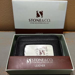 Cartera pequeña de cuero negro con cremallera Stone Mountain USA nunca usada ~ Caja original ~ ¡Bonito regalo!